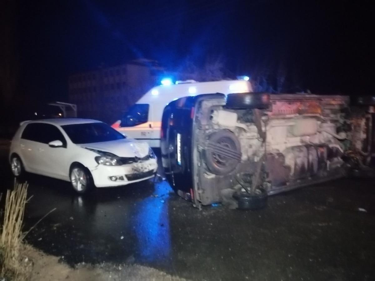 Aksaray&rsquo;da 3 aracın karıştığı kazada 2 kişi yaralandı