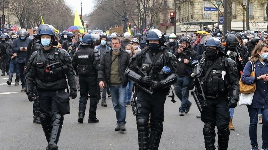 Fransa yeniden karıştı! Binlerce kişi sokaklara döküldü