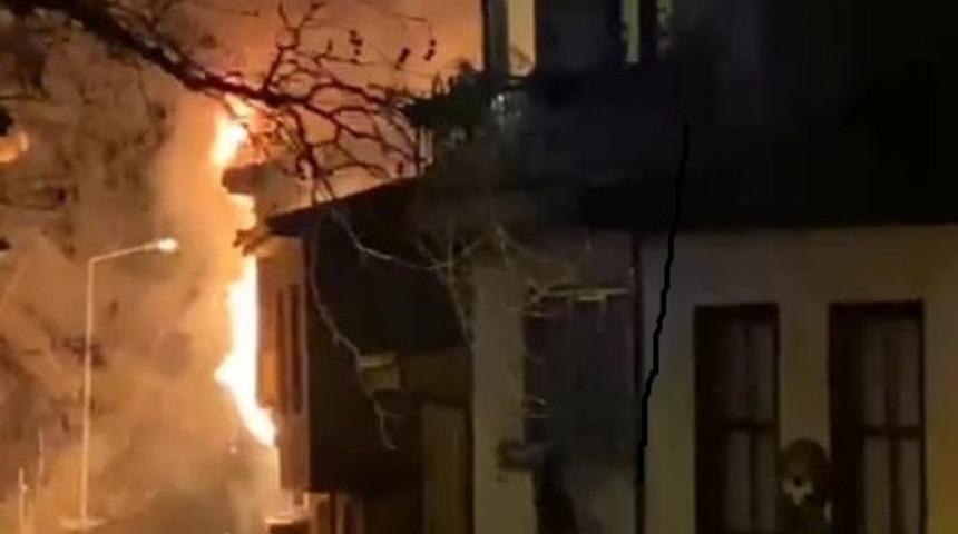 Bursa&rsquo;da 2 katlı ahşap bina alev alev yandı
