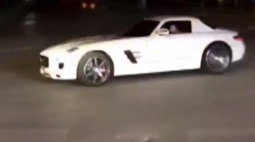 L&uuml;ks otomobiliyle drift yaptı, trafiği tehlikeye soktu, sosyal medyadan paylaştı