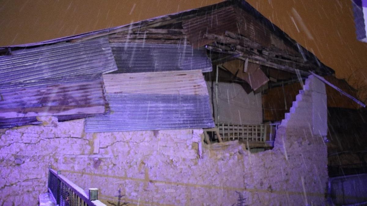 Elazığ&rsquo;da kerpi&ccedil; evin duvarı yıkıldı, aile panikle dışarı ka&ccedil;tı