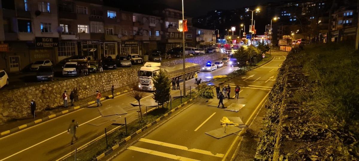 Alaplı&rsquo;da seyir halindeki tırdan 10 tonluk levha sa&ccedil;lar yola savruldu