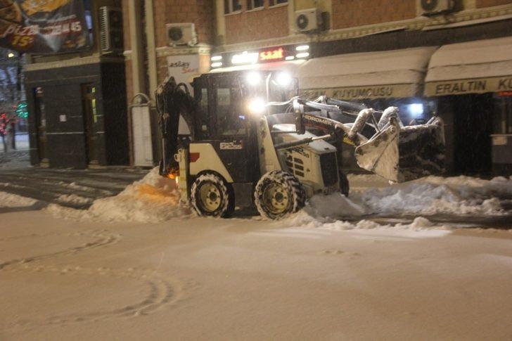 Erzincan’da karla mücadele ekiplerinin gece mesaisi G3