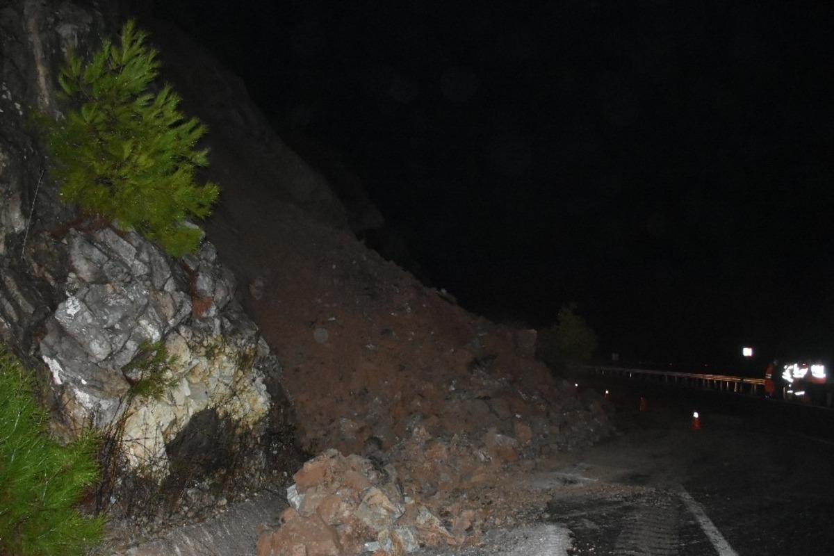 Marmaris&rsquo;te heyelan, karayolu trafiğe kapandı