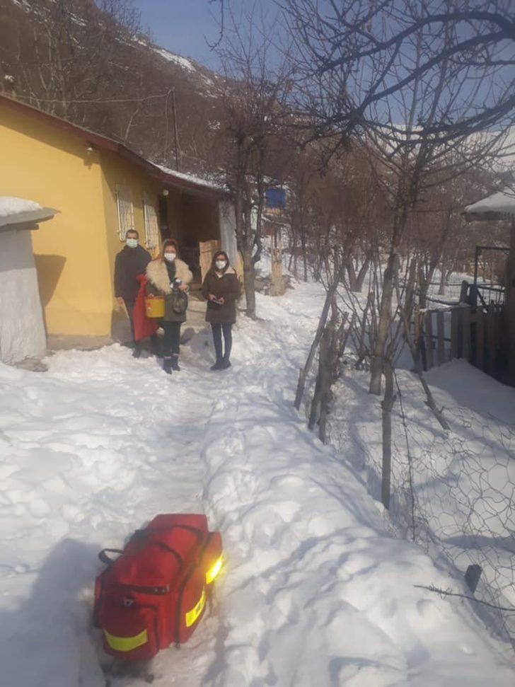 Vefakar sağlıkçılar aşı için karlı yolları aştılar G3