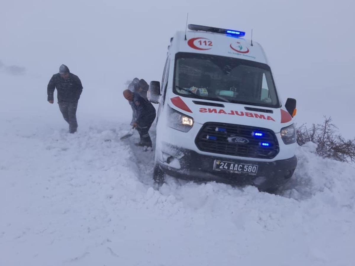 Sağlık&ccedil;ılar kar, tipide hız kesmiyor