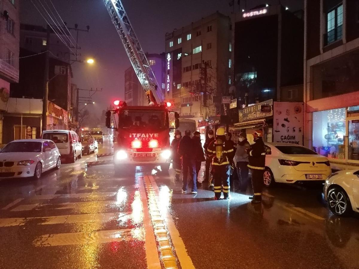 8 katlı binanın &ccedil;atısında &ccedil;ıkan yangın paniğe sebep oldu