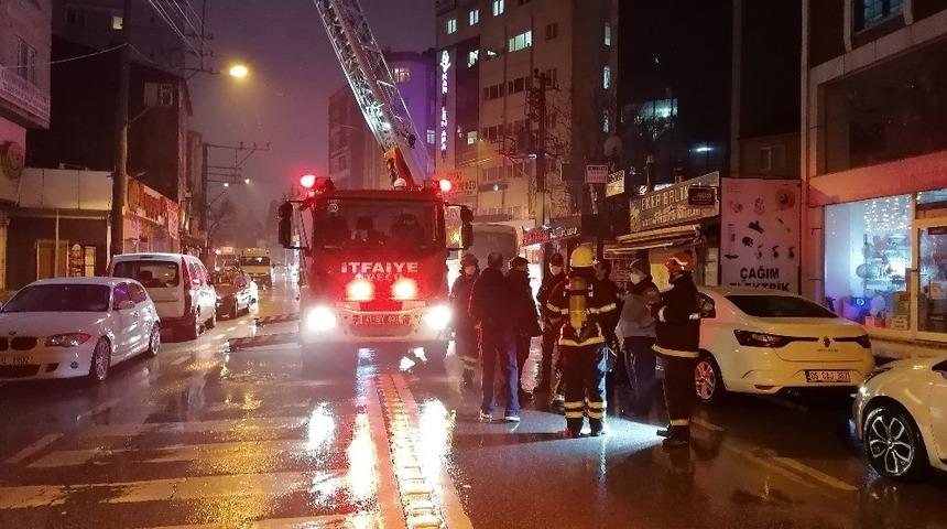 Kocaeli'de 8 katlı binanın çatısında çıkan yangın paniğe sebep oldu