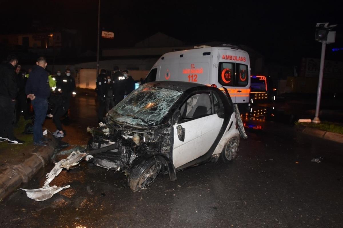 İzmir&rsquo;de kontrolden &ccedil;ıkan ara&ccedil; takla attı: 2 yaralı