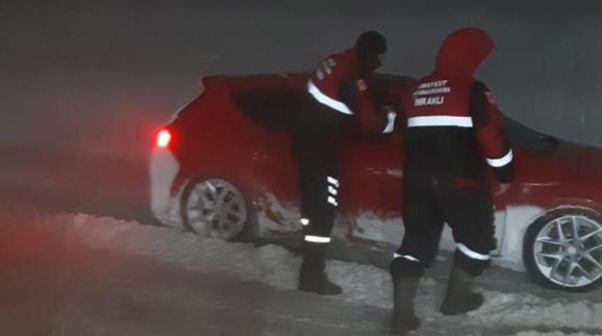 Sivas'ta kar ve tipi! Ulaşım güçlükle sağlandı