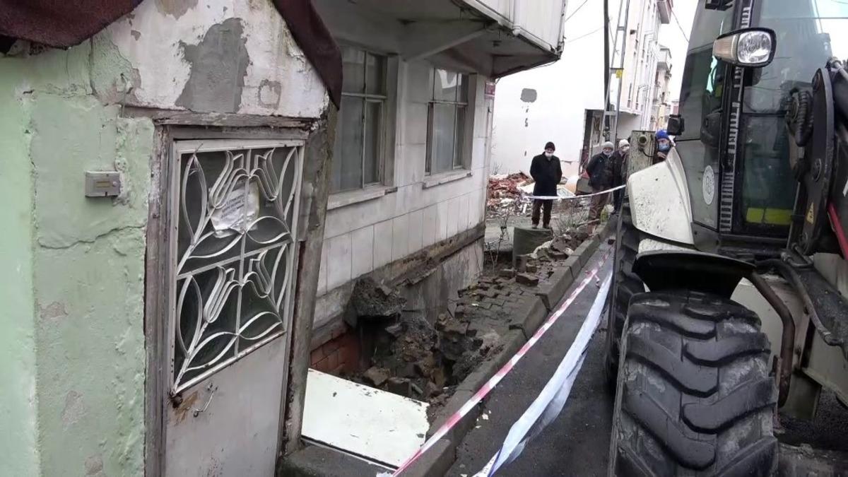 (&Ouml;zel) Arnavutk&ouml;y&rsquo;de kaldırım &ccedil;&ouml;kt&uuml;, bir bina boşaltılarak m&uuml;h&uuml;rlendi