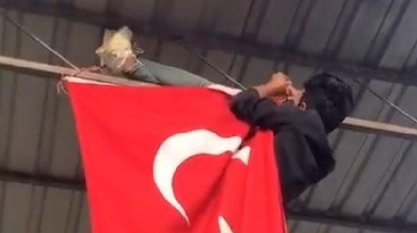 İpi kopan Türk bayrağını canı pahasına düzeltti