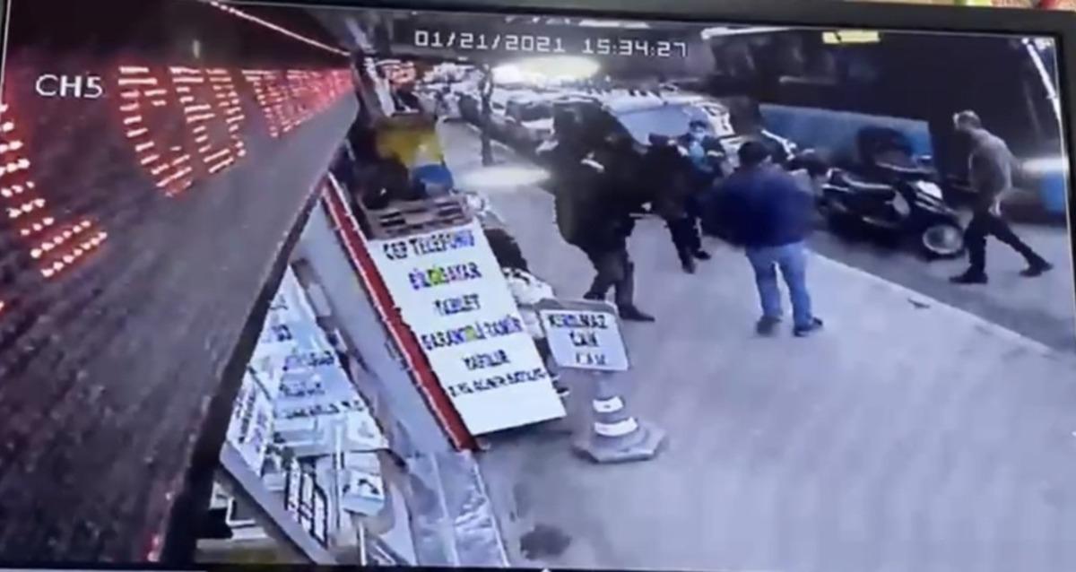 (&Ouml;zel) İstanbul&rsquo;un g&ouml;beğinde esnafın yankesiciyi yakaladığı anlar kamerada