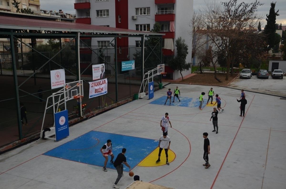 Aydın&rsquo;da sokak basketbolu turnuvası renkli g&ouml;r&uuml;nt&uuml;lere sahne oldu