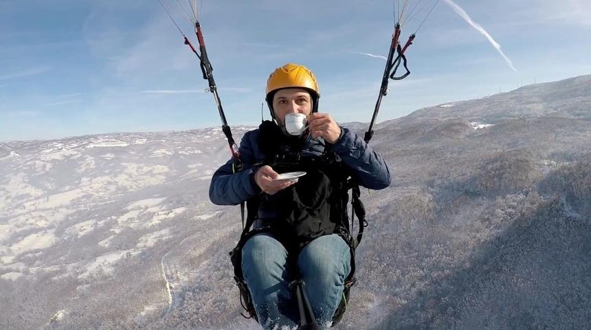 Yamaç paraşütü ile hem uçtu hem elindeki fincandan çayını yudumladı