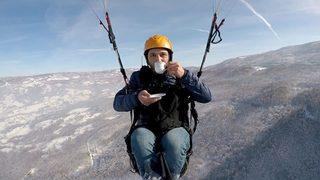 Yamaç paraşütü ile hem uçtu hem elindeki fincandan çayını yudumladı