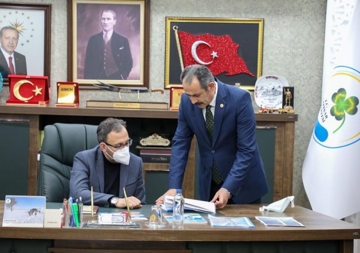 Bakan Kasapoğlu&rsquo;ndan G&uuml;rpınar Belediyesine ziyaret