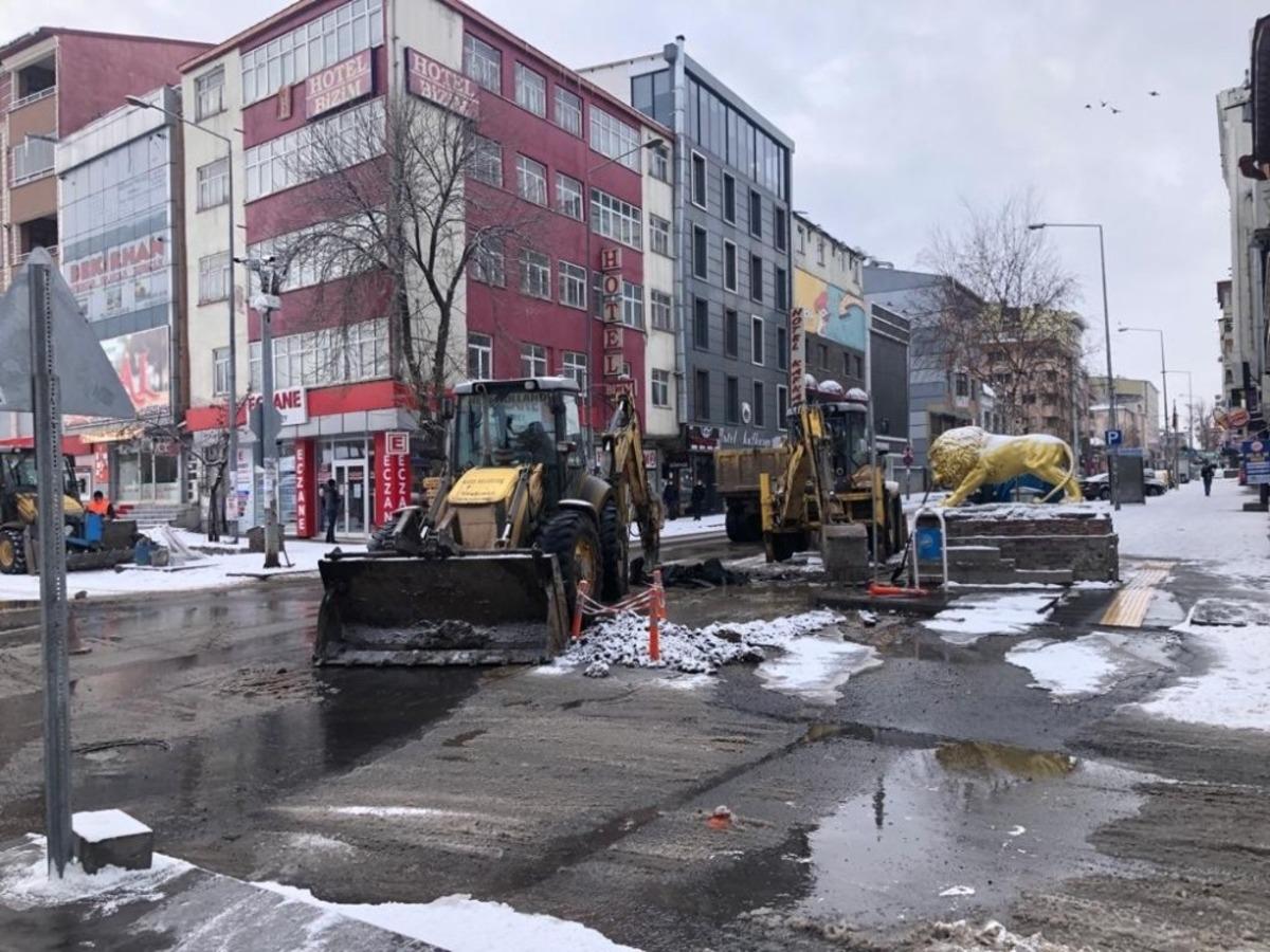 Kars&rsquo;ta patlayan su borusu ekipleri seferber etti