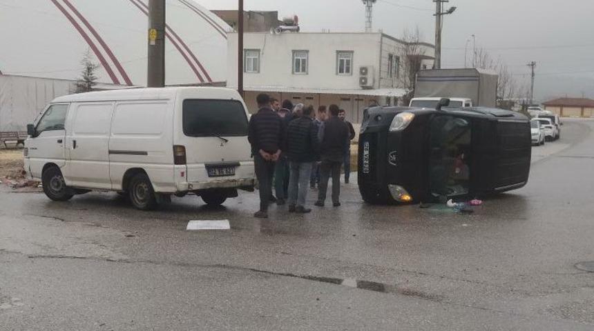 Midib&uuml;s ile &ccedil;arpışan hafif ticari ara&ccedil; devrildi: 1 yaralı