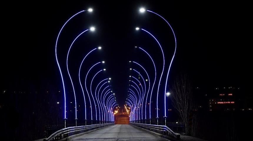 &Uuml;niversite k&ouml;pr&uuml;s&uuml; ışıklandırıldı