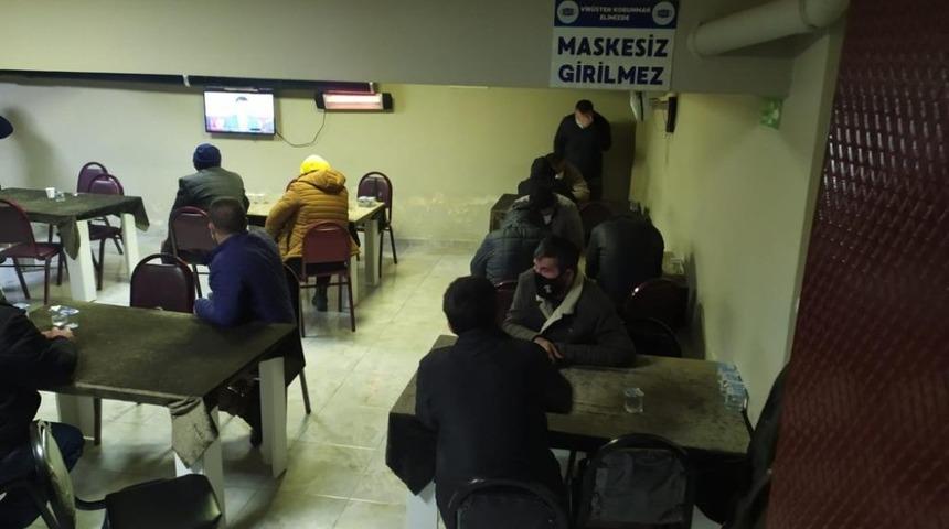Kumarhanede pişkinliğin b&ouml;ylesi &rsquo;maskesiz girilmez&rsquo; yazısı