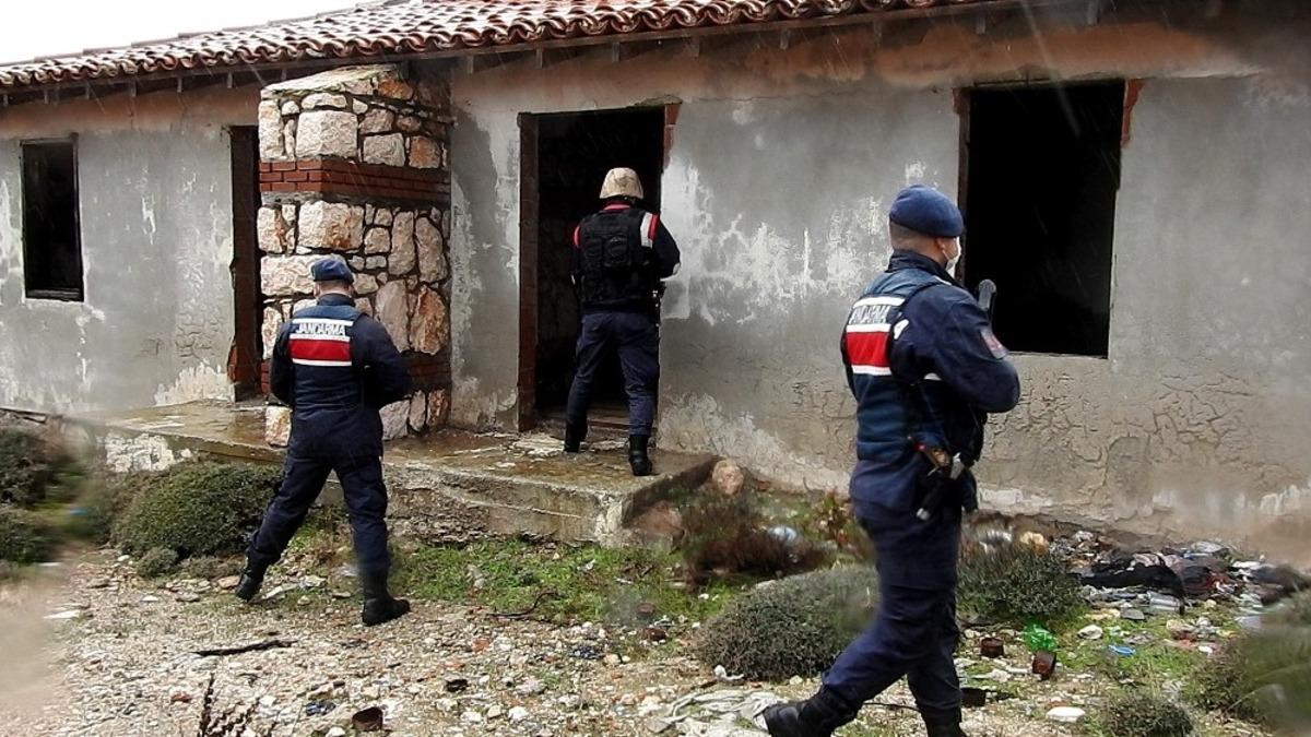 &Ccedil;eşme&rsquo;de jandarma yasa dışı ge&ccedil;işe engel olmak i&ccedil;in metruk binaları didik didik aradı