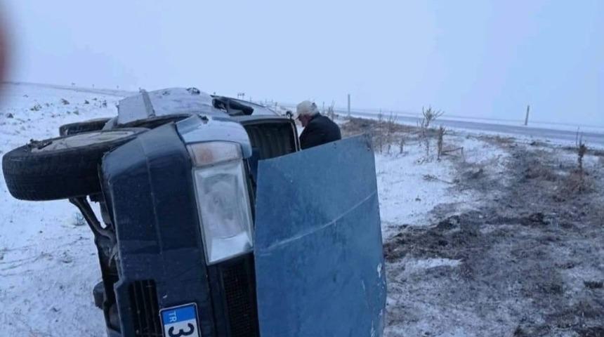 Buzlu yolda direksiyon hakimiyeti kaybolan araç takla attı