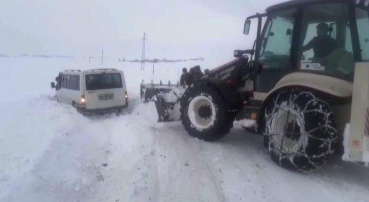 Yolda mahsur kalan araçların imdadına Çaldıran Belediyesi yetişiyor G1