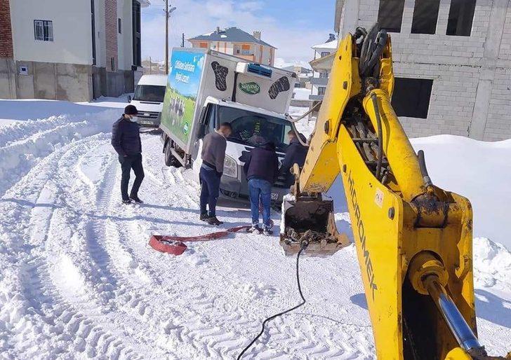 Yolda mahsur kalan araçların imdadına Çaldıran Belediyesi yetişiyor G2