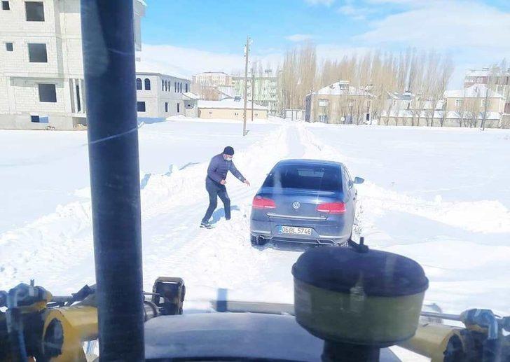 Yolda mahsur kalan araçların imdadına Çaldıran Belediyesi yetişiyor G3