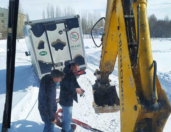 Yolda mahsur kalan araçların imdadına Çaldıran Belediyesi yetişiyor G4