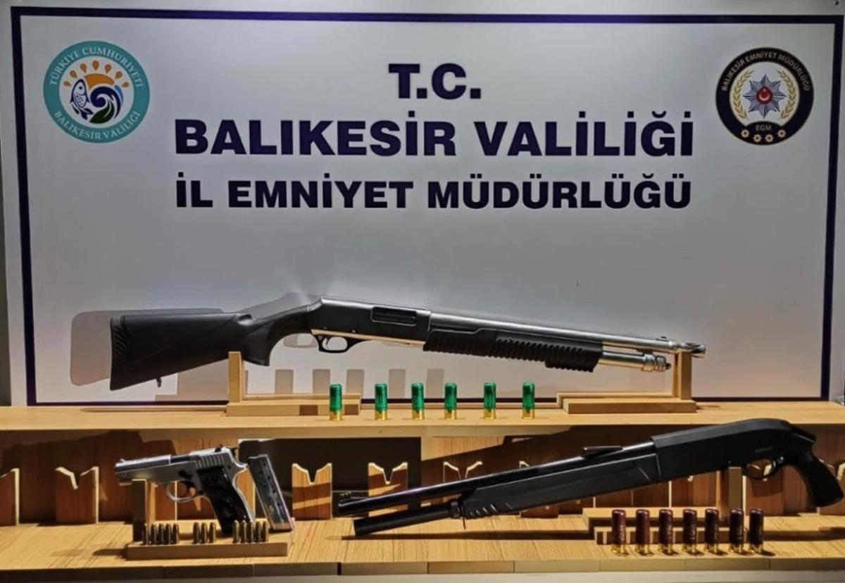 Balıkesir&rsquo;de polis 24 aranan şahsı yakaladı