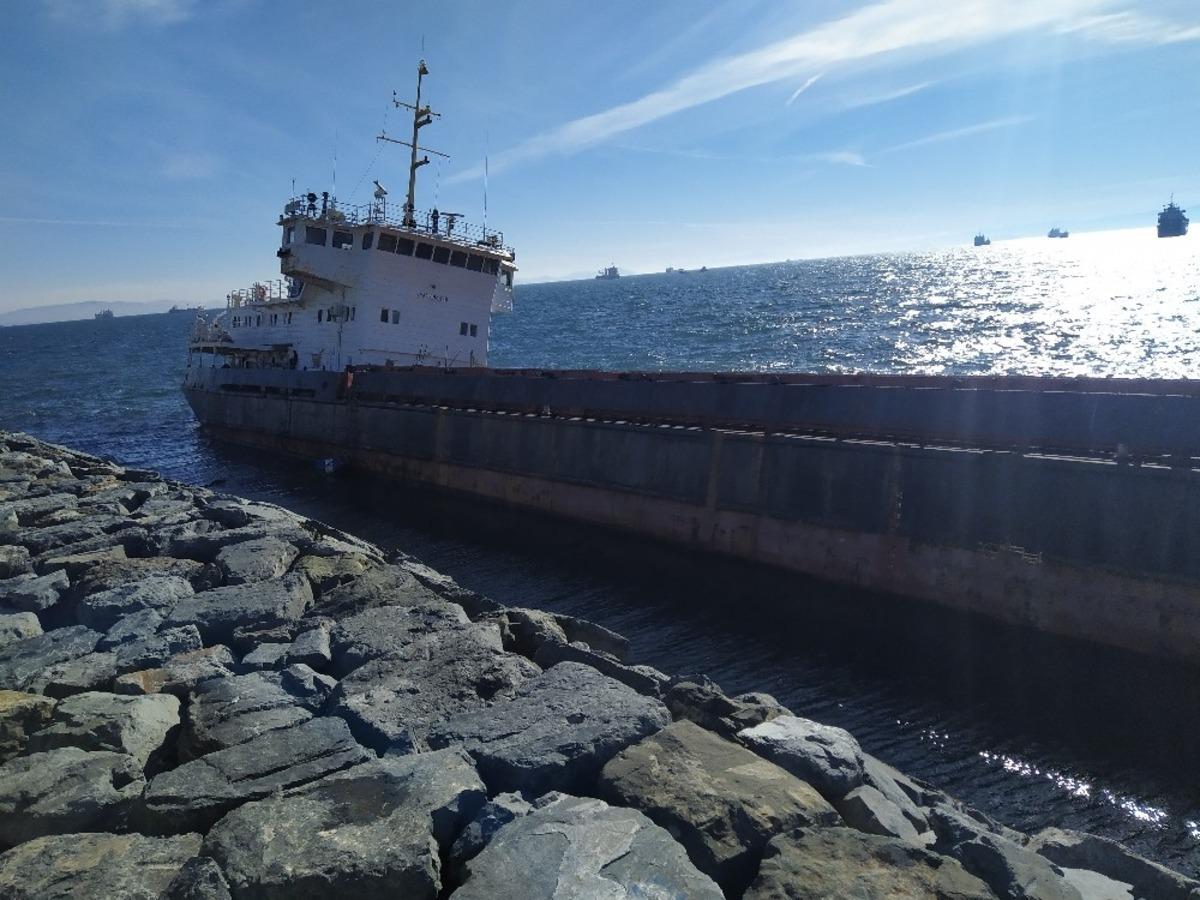 Zeytinburnu&rsquo;nda karaya oturan geminin bekleyişi s&uuml;r&uuml;yor