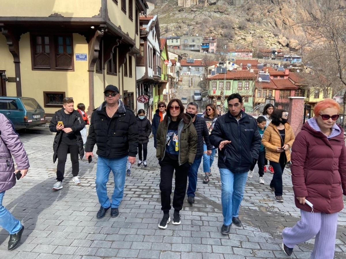 Ruslar bu hafta da Afyonkarahisar&rsquo;ın tarihi sokaklarını boş bırakmadı