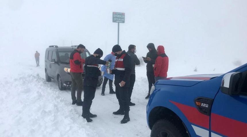 Karda mahsur kalan filyasyon ekibinin imdadına jandarma yetişti