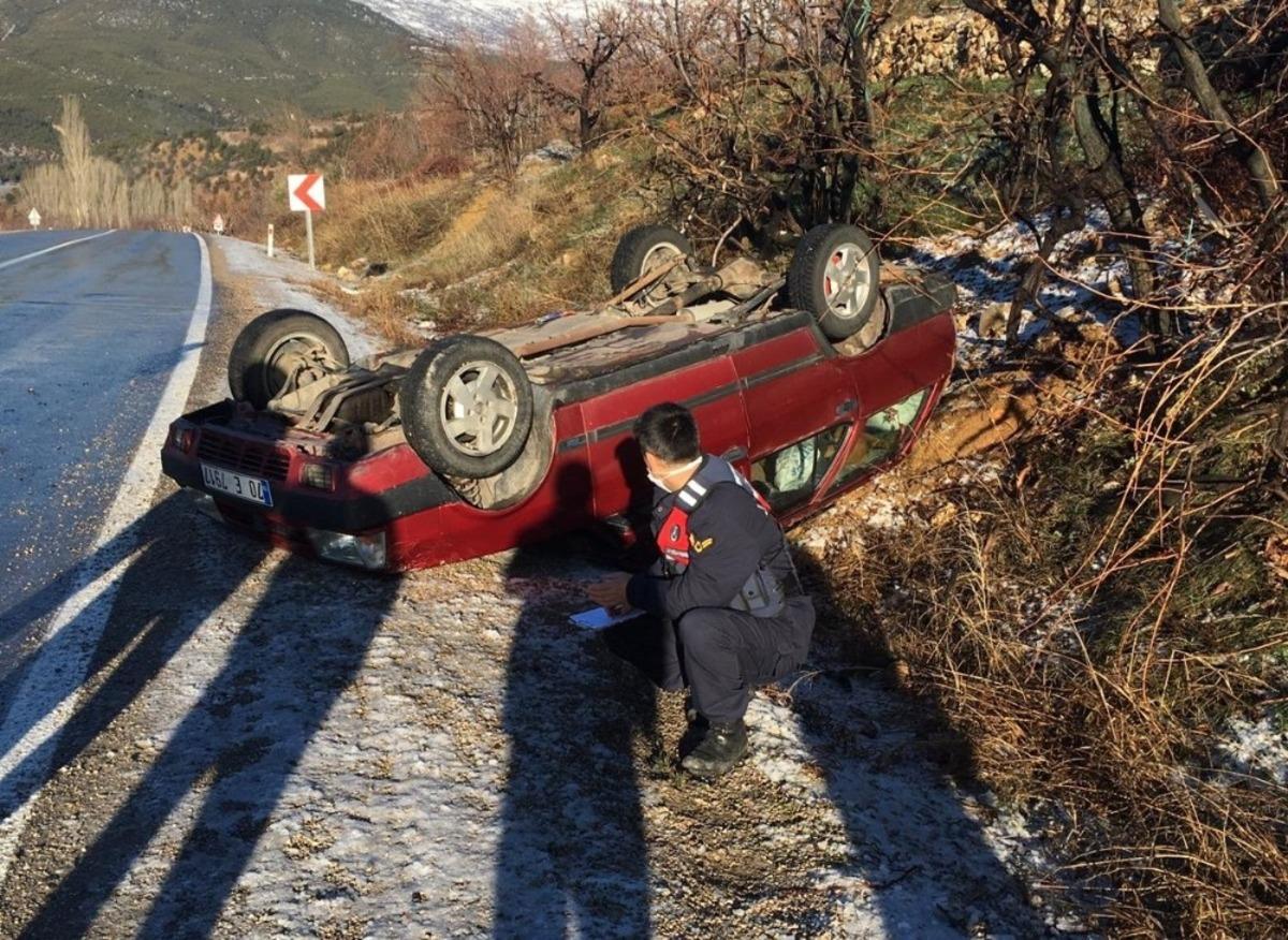 Buzlu yolda kayan otomobil takla attı: 1 yaralı
