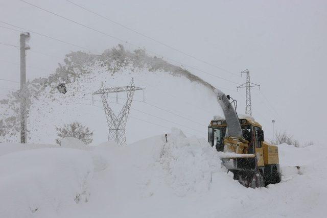 Bitlis’te kar yağışından dolayı 90 köy yolu ulaşıma kapalı