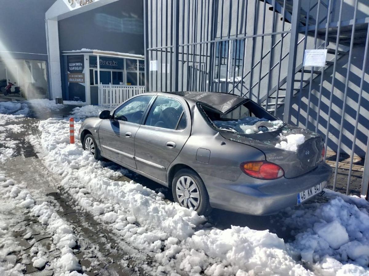 &Ccedil;atıdaki kar k&uuml;tlesi otomobili hurdaya &ccedil;evirdi