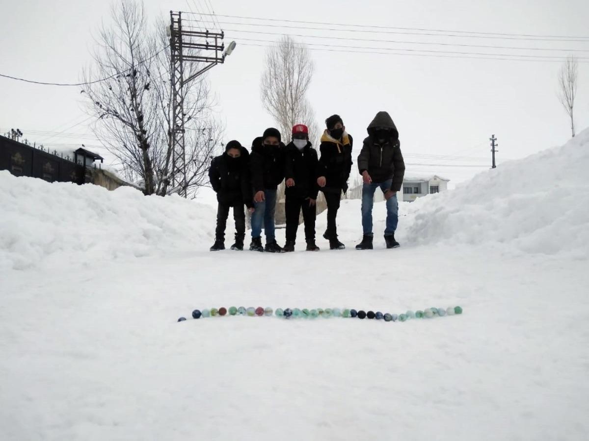 Y&uuml;ksekova&rsquo;da &ccedil;ocukların kar &uuml;st&uuml;nde misket keyfi