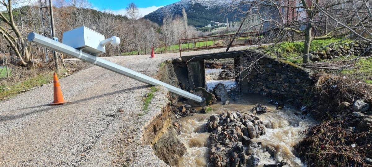 Osmaniye&rsquo;de fırtınada yollar kullanılamaz hale geldi