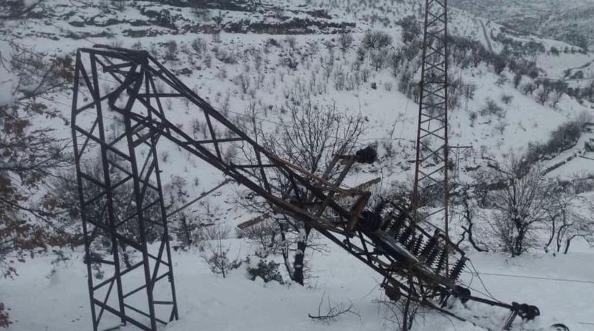 Taşgedik k&ouml;y&uuml;nde elektrik direkleri devrildi