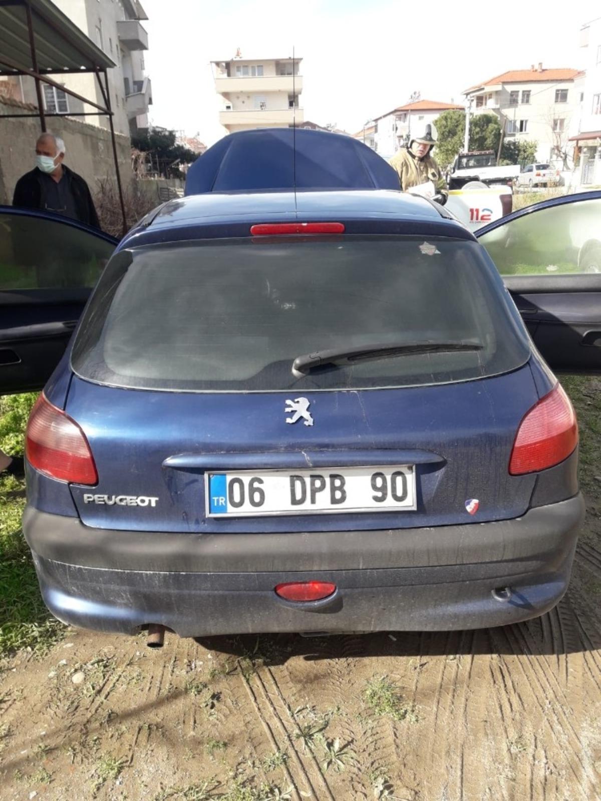 Park halindeki otomobil alev aldı