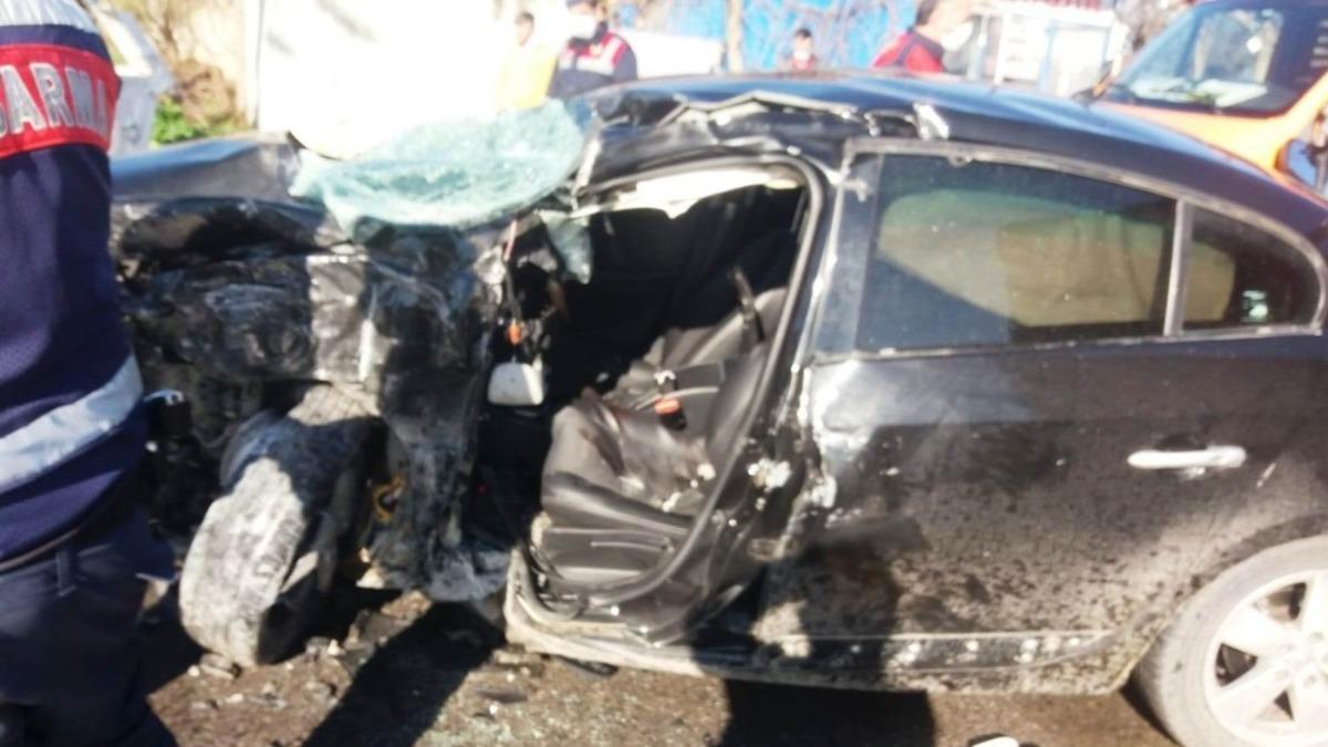 Otomobil direğe &ccedil;arpıp takla attı: 3 yaralı