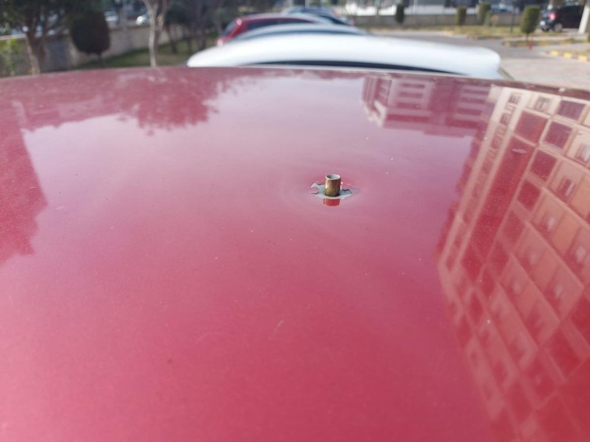 Arabanın tavanına mermi saplandı