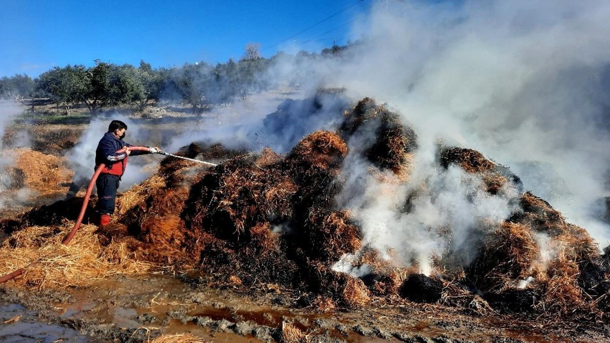 Hayvan &ccedil;iftliğinde &ccedil;ıkan yangında tonlarca saman k&uuml;l oldu