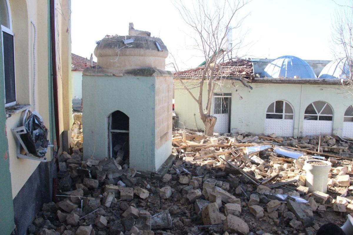 Karaman&rsquo;da yıldırım d&uuml;şen caminin minaresi yıkıldı