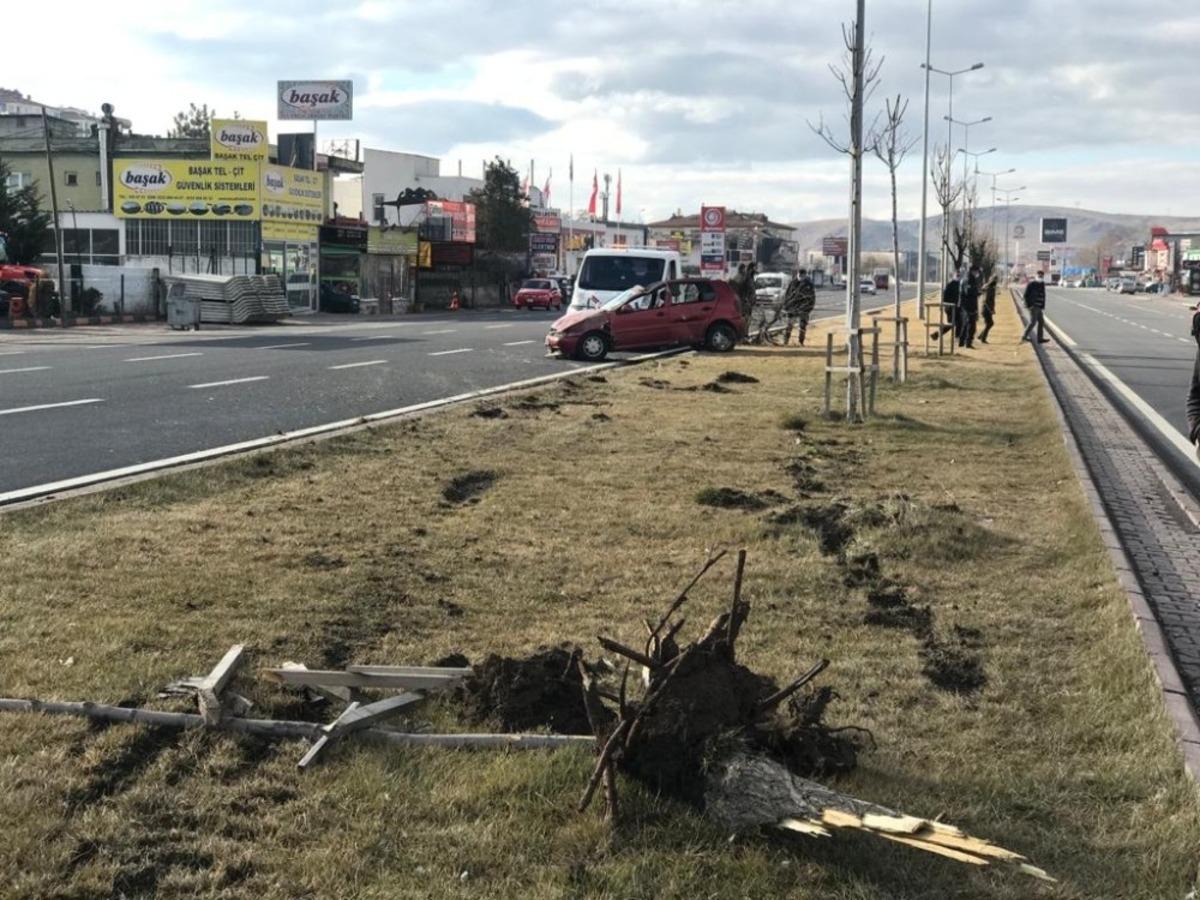 &Uuml;&ccedil; takla atan otomobil ağa&ccedil;lara &ccedil;arparak durabildi