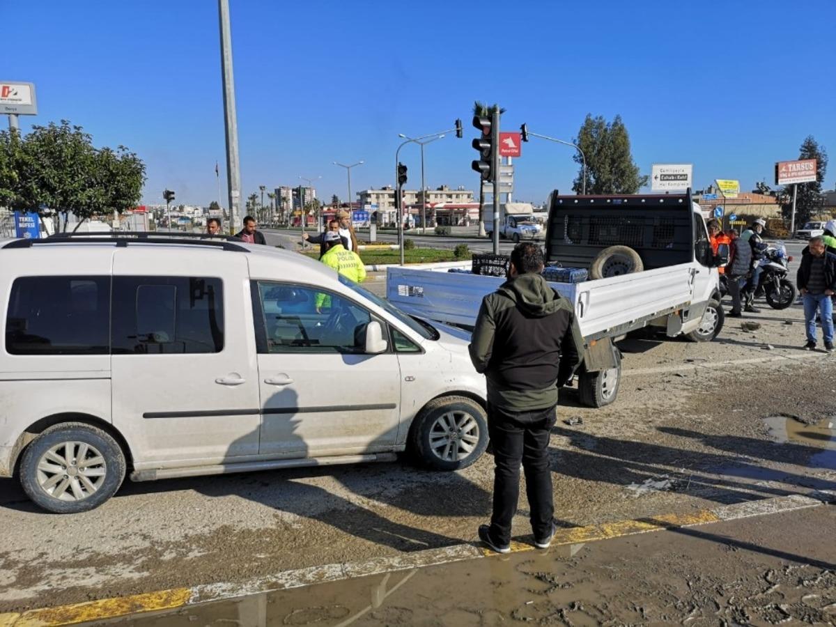 Mersin&rsquo;de kavşaktaki kazada 4 ara&ccedil; birbirine girdi: 1 yaralı