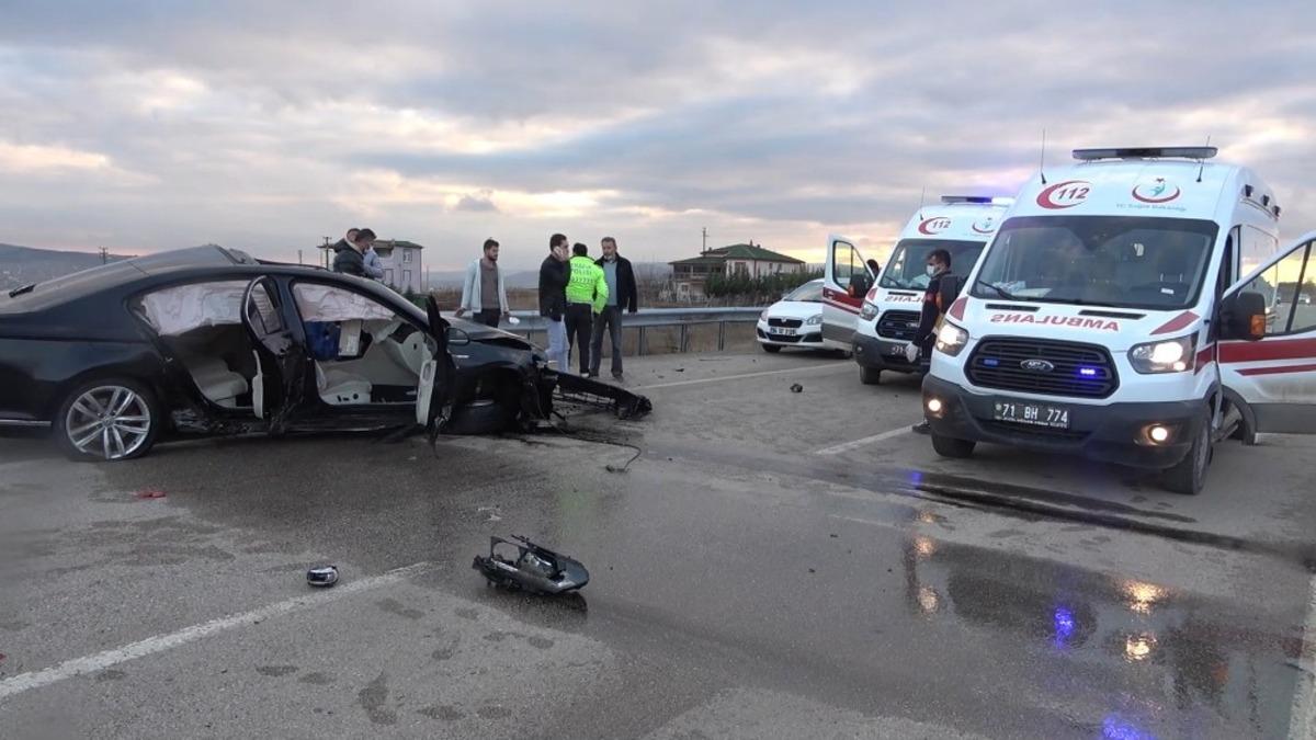 100 metre takla atan l&uuml;ks otomobil hurdaya d&ouml;nd&uuml;: 1 &ouml;l&uuml;, 1 ağır yaralı