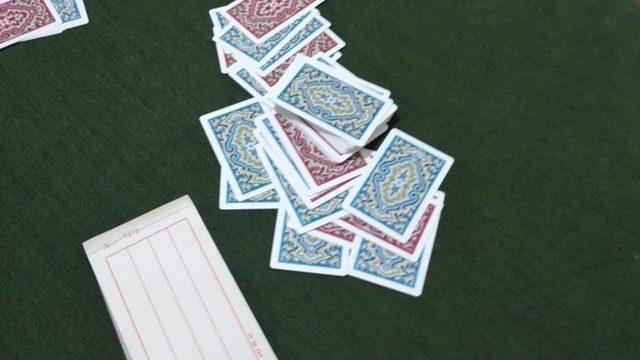 İzmir’de kumarhaneye çevrilen eve polis baskını